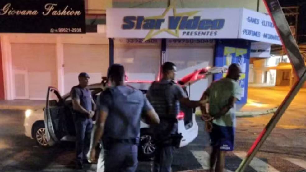 Homem de 53 anos é preso ao agredir a própria companheira com barra de ferro