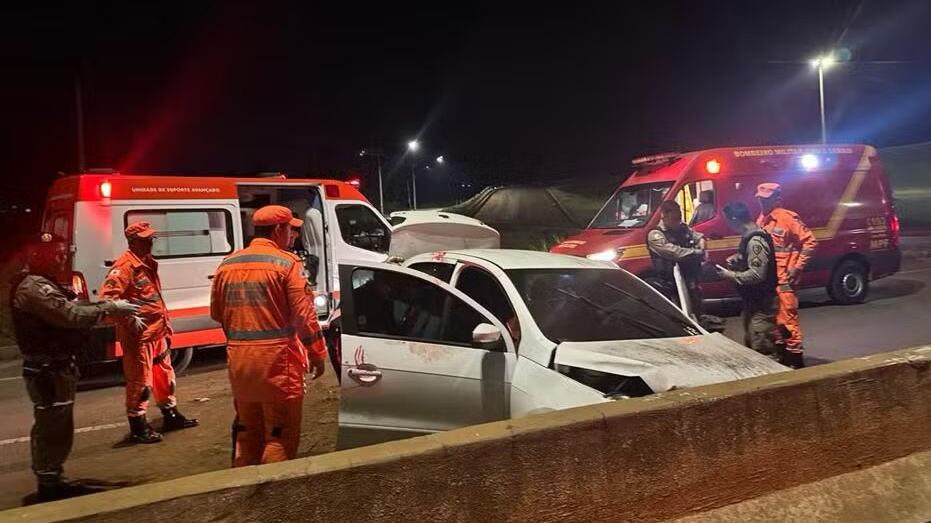 Jovem é esfaqueado durante briga em comunidade e morre a caminho do hospital em acidente de carro