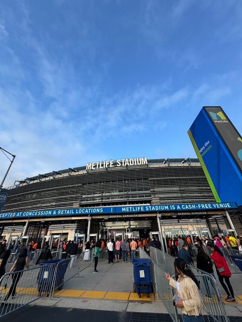 Investigan posible contagio masivo de infecciosa enfermedad en concierto de Shakira en EE. UU.