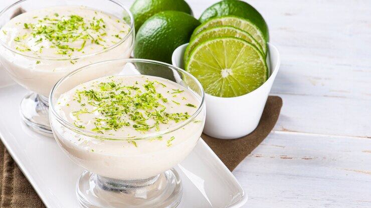 Veja como fazer a receita caseira de mousse de limão com apenas 3 ingredientes