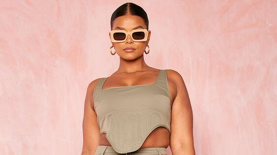 A calça cargo, além de estar entre as principais tendências de 2023, é perfeita para mulheres com curvas