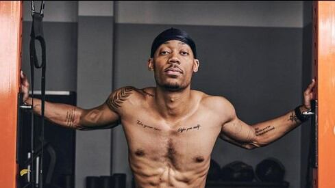 Ator Tyler James Williams revelou que a Doença de Crohn o fez pesar 47 quilos e retirar parte do intestino