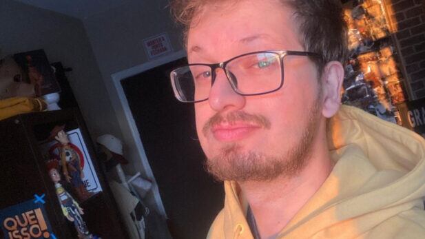 Conhecido como Gustavo Scat, o ator Fernando Mais está desempregado após fetiche polêmico virar público