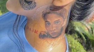 Mulher tem diversas tatuagens homenageando companheira