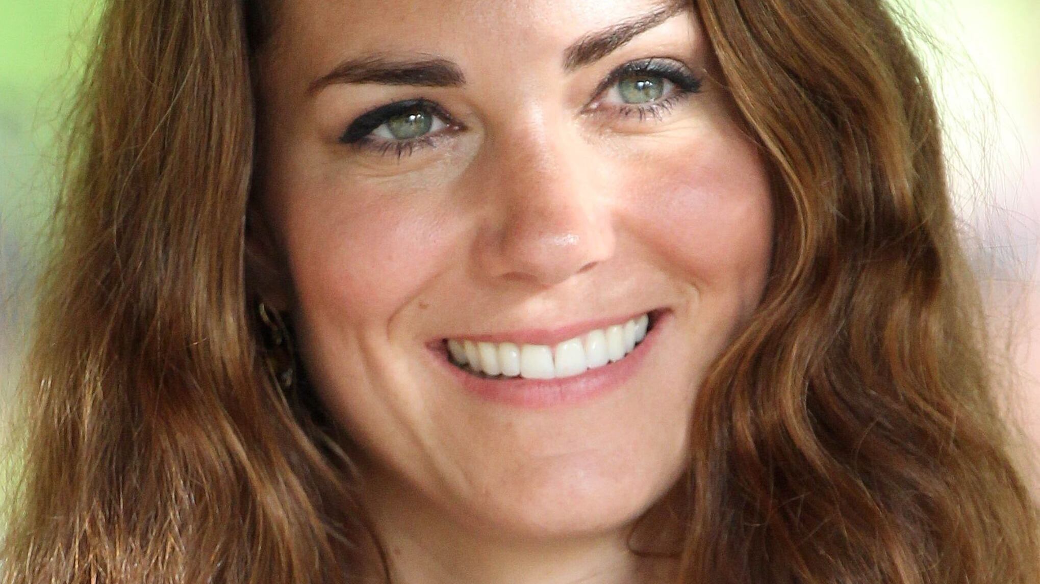 A maquiadora oficial da Duquesa revelou à Hello Magazine que, ao final do dia, Kate usa toalhas removedoras para retirar a maquiagem antes de lavar o rosto e seguir todos os passos de skincare recomendados para a pele dela.