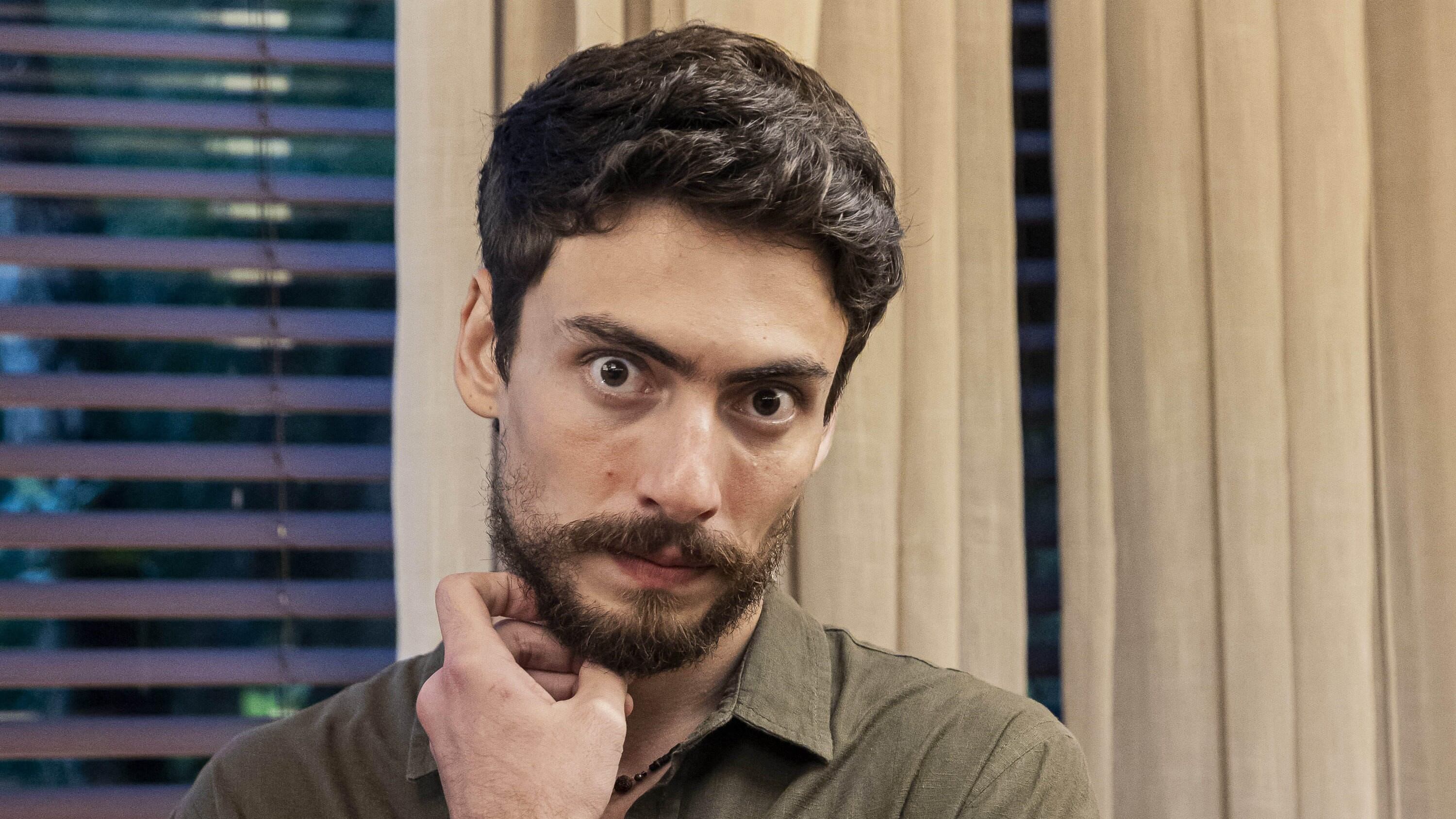 Iberê (Jaffar Bambirra) descobre uma identidade falsa de Molina (Rodrigo Lombardi) e morre na reta final de Mania de Você