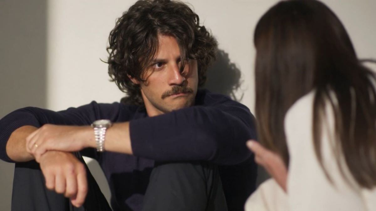 Na reta final de Mania de Você, Mavi (Chay Suede) fica bonzinho e revela a raiva que sente de Mércia (Adriana Esteves)