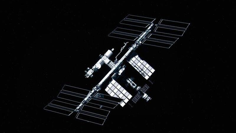 Fotógrafo registra imagens da Estação Espacial Internacional da NASA passando em frente ao Sol