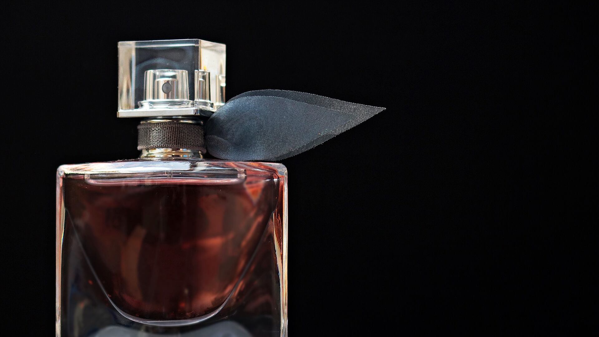 Frasco de perfume em fundo preto