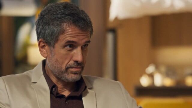 Robson (Eriberto Leão) leva vários socos de Hugo (Danilo Grangheia) e fica sem os dentes na última semana da novela Mania de Você, de João Emanuel Carneiro