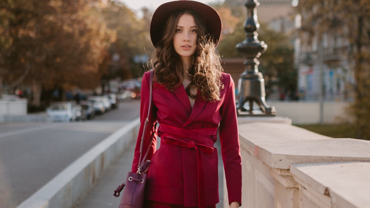 El color ‘burdeos’ promete desbancar al negro con estos elegantes looks.Loo