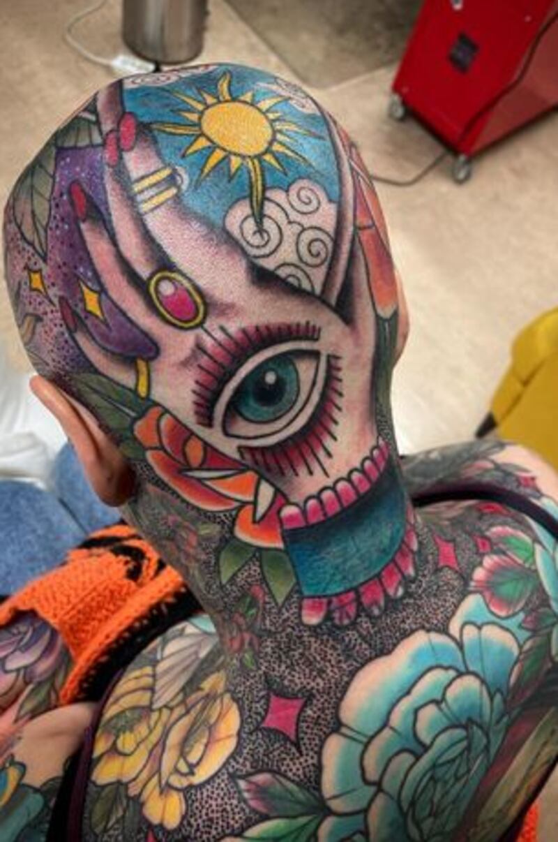 A carta de tarô tatuada em sua cabeça é uma das preferidas