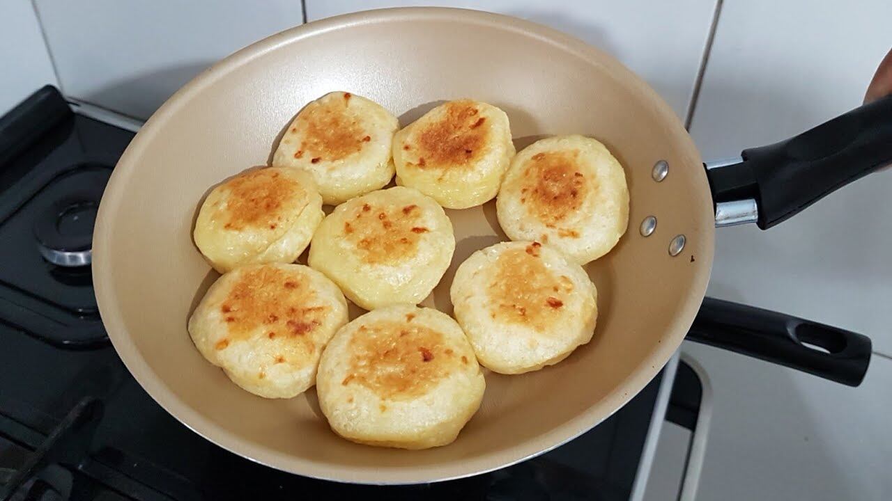 Receita de pãozinho de queijo com massa de tapioca feito na frigideira com apenas 4 ingredientes