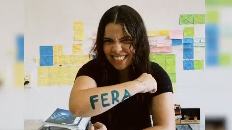 Angélica, de 20 anos, filha de uma gari e um vigia, estudou muito foi aprovada em Medicina estudando com livros doados: "Minha mãe ia apagando as repostas e eu ia estudando" - Foto: Angélica Oton/Arquivo pessoal