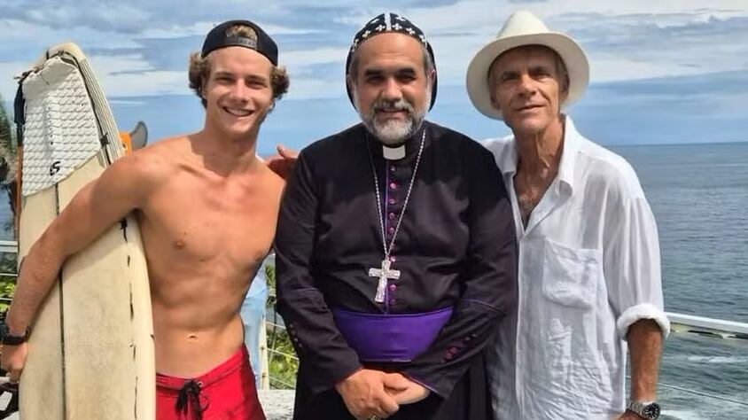 Mário Gomes e o filho, João Pallma, posam para foto com Padre Kelmon