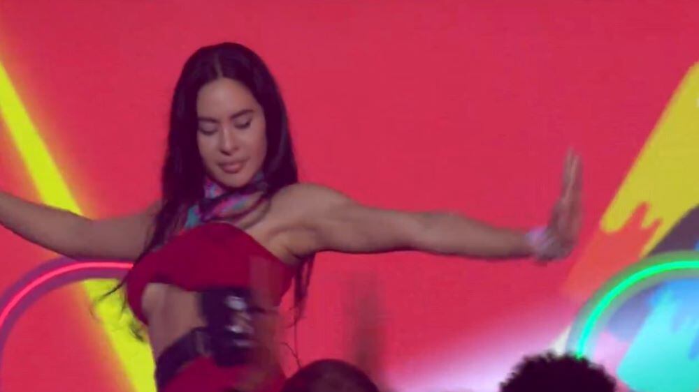 Isabelle chama atenção em festa da líder Bia