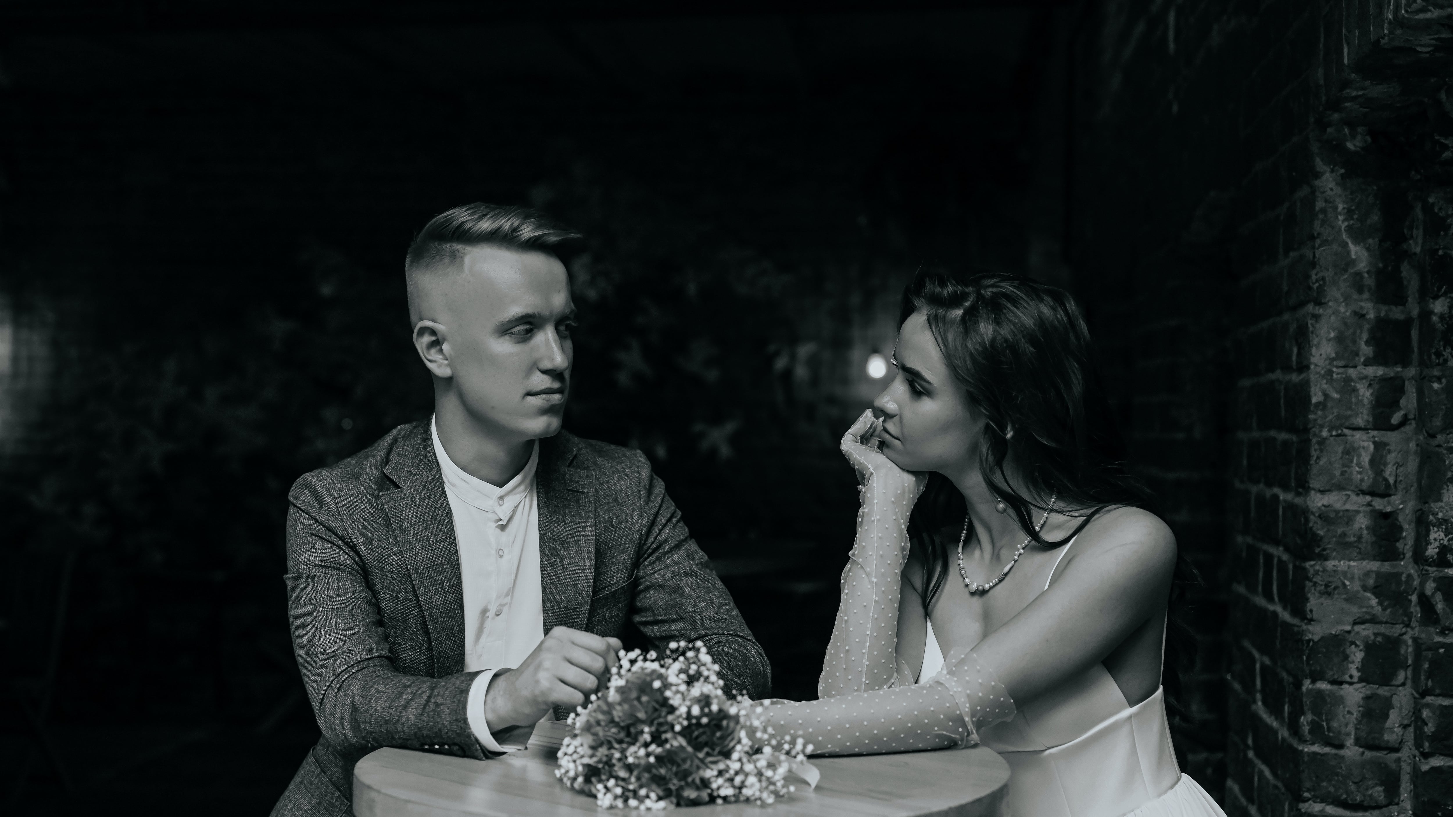 Noivos conversando sentados em uma mesa