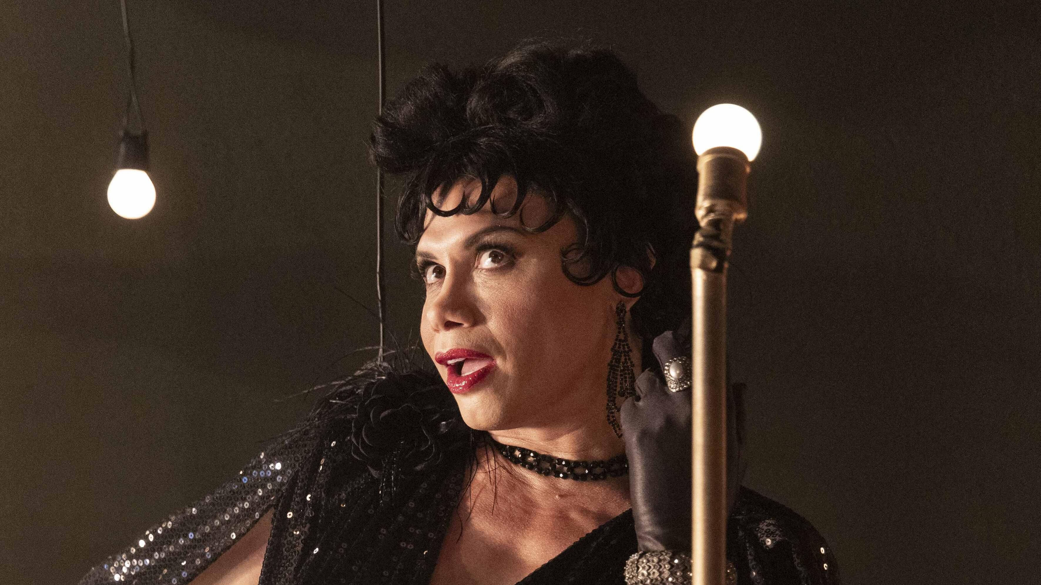 Érico (Silvero Pereira) é vítima de ataque homofóbico de Nelson (Felipe Abib) em Garota do Momento