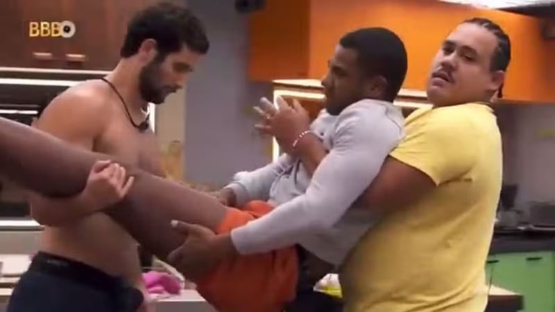 BBB 24: Davi acorda com câimbra e acaba sendo levado por brothers para o confessionário