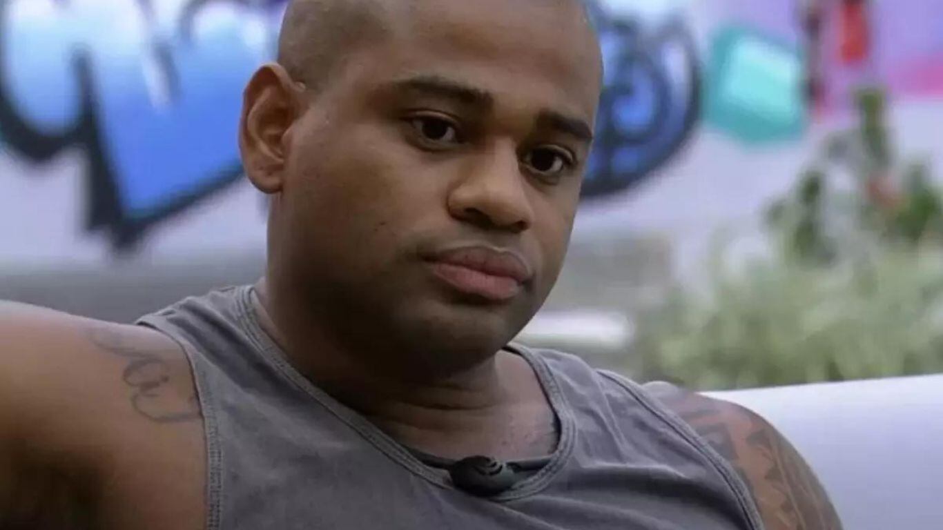 A Fazenda 15: Após abraço, orientação sexual de Cezar Black vira assunto nas redes sociais