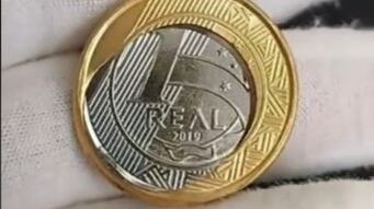 Moeda de 1 real com núcleo deslocado