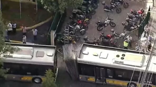 Veículo não levava passageiros e ninguém se feriu.