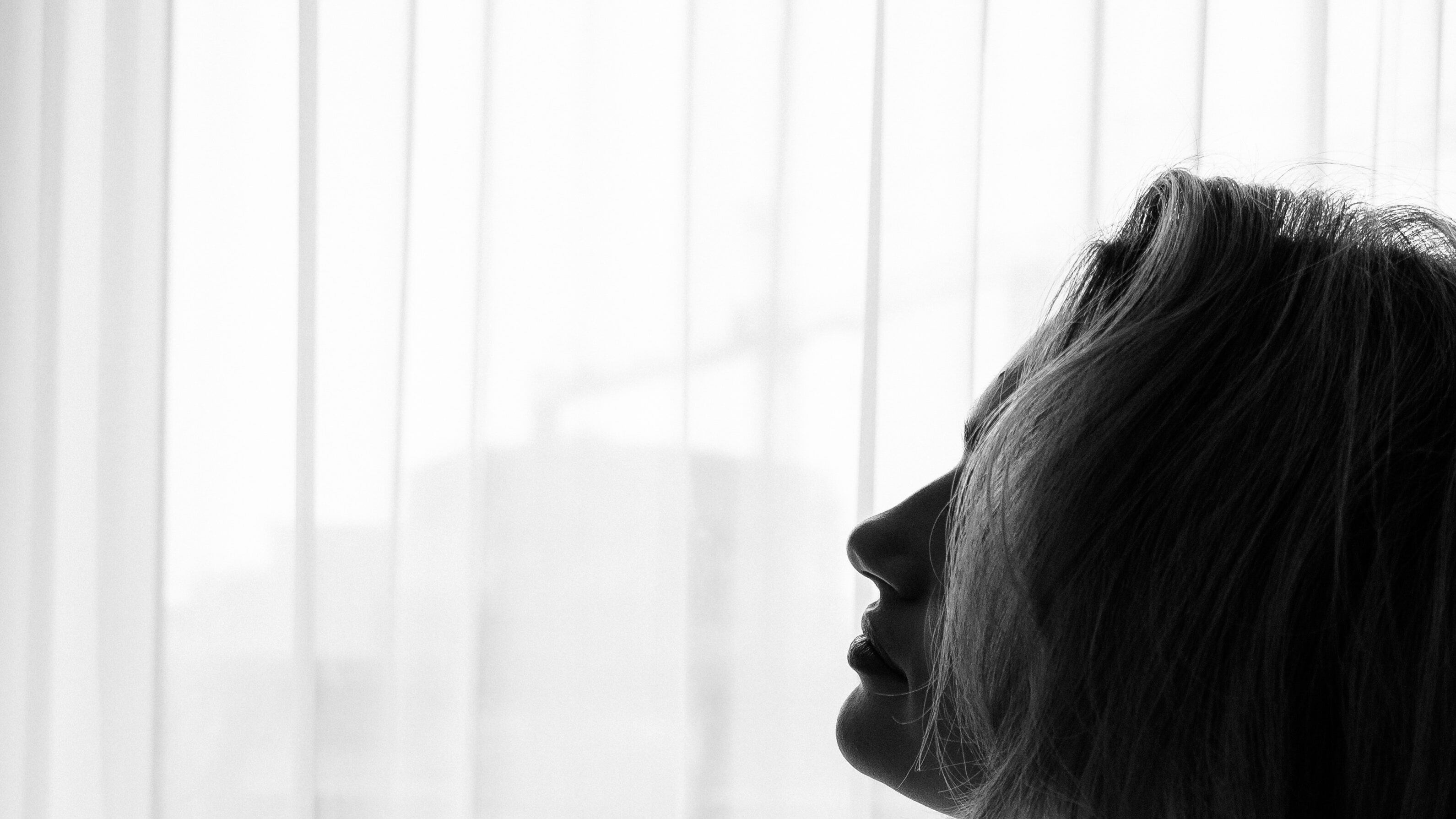 Mulher espirrando perfume no pescoço