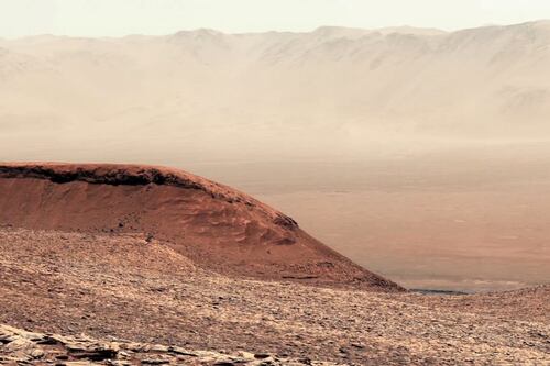 Rover da NASA escala enorme montanha em Marte e captura imagem deslumbrante do planeta vermelho