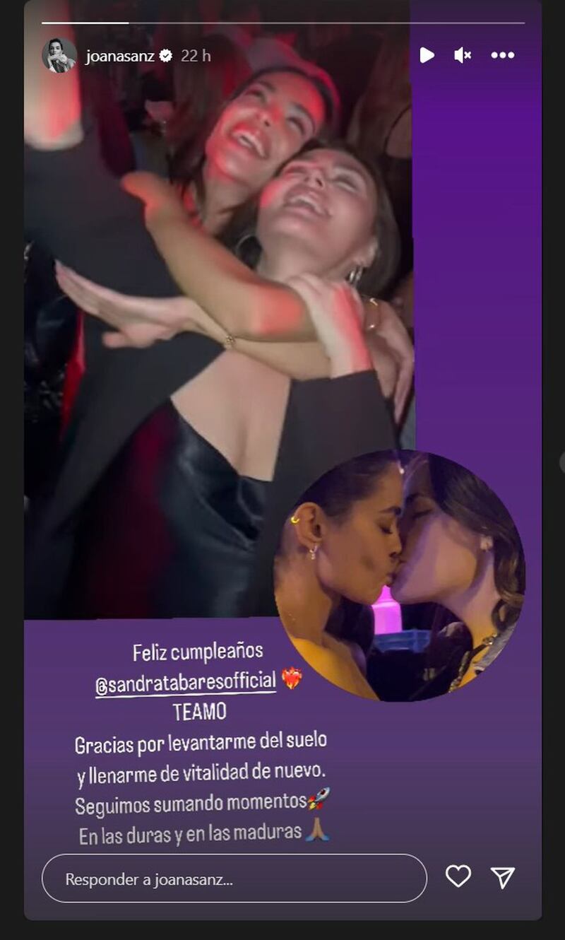 Joana, ex de Daniel Alves, postou foto beijando amiga na boca.
