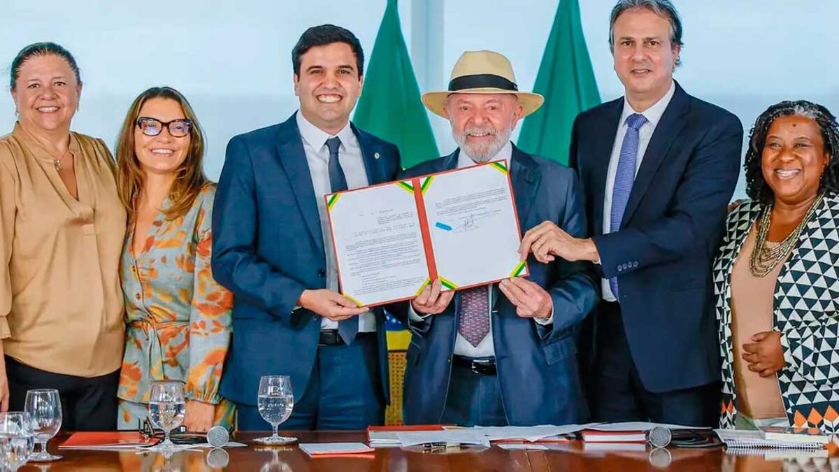 Lula assina lei que proíbe celular na escola