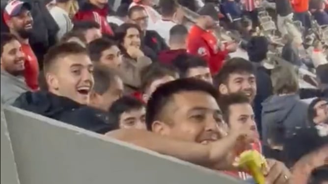 Jogando banana em brasileiros, torcedor do River Plate protagoniza ato racista