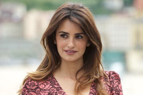 Penélope Cruz parece ter 30 anos com essas mechas que iluminam seus cabelos e dão frescor