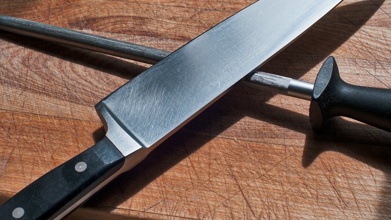 Estudante cobra dívida e recebe facadas no DF