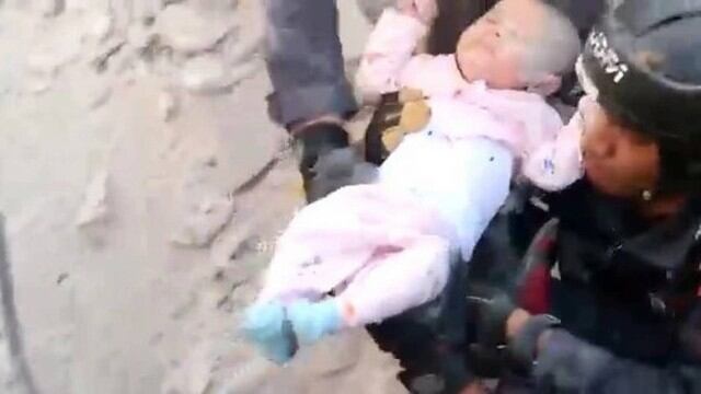 Bebê é resgatada após 30 horas em escombros