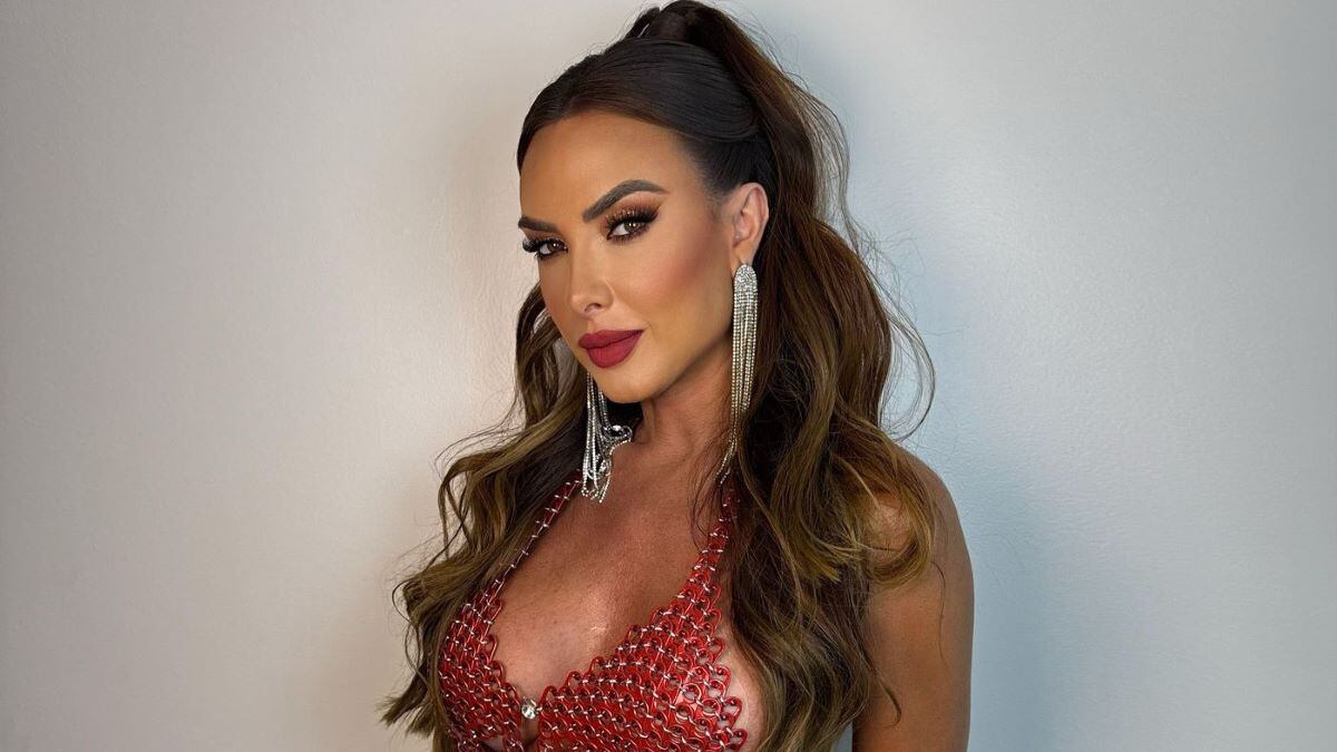 Três mil lacres de cerveja no vestido de Nicole Bahls chamaram a atenção dos foliões no Carnaval de Olinda (PE)