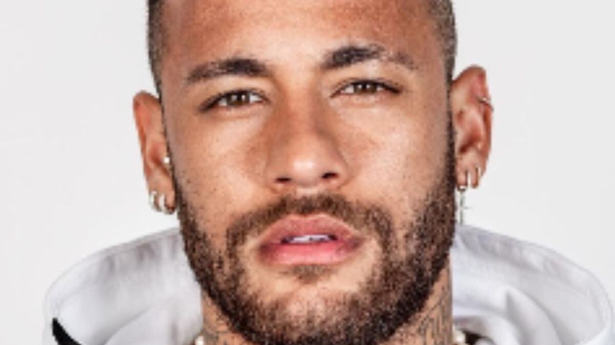 Neymar rebate seguidora no Twiiter sobre sua vida amorosa
