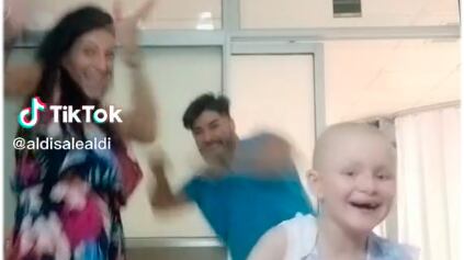 Paciente de 6 anos comemora final da quimioterapia dançando com enfermeiro