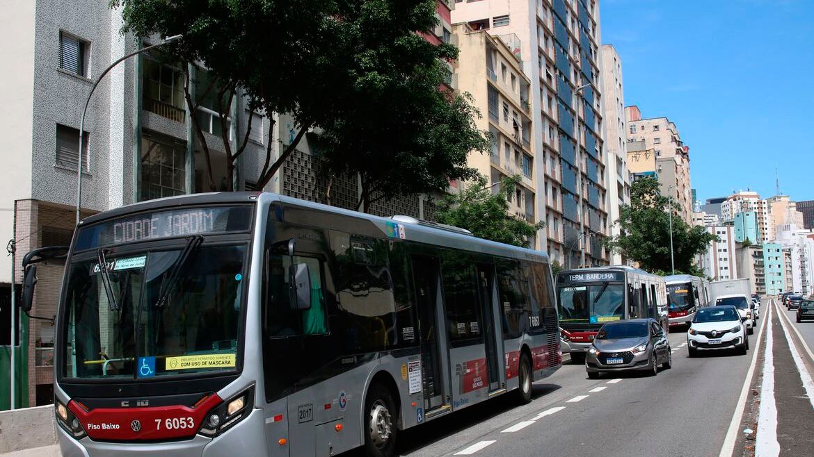 Ônibus roda pelas ruas de São Paulo