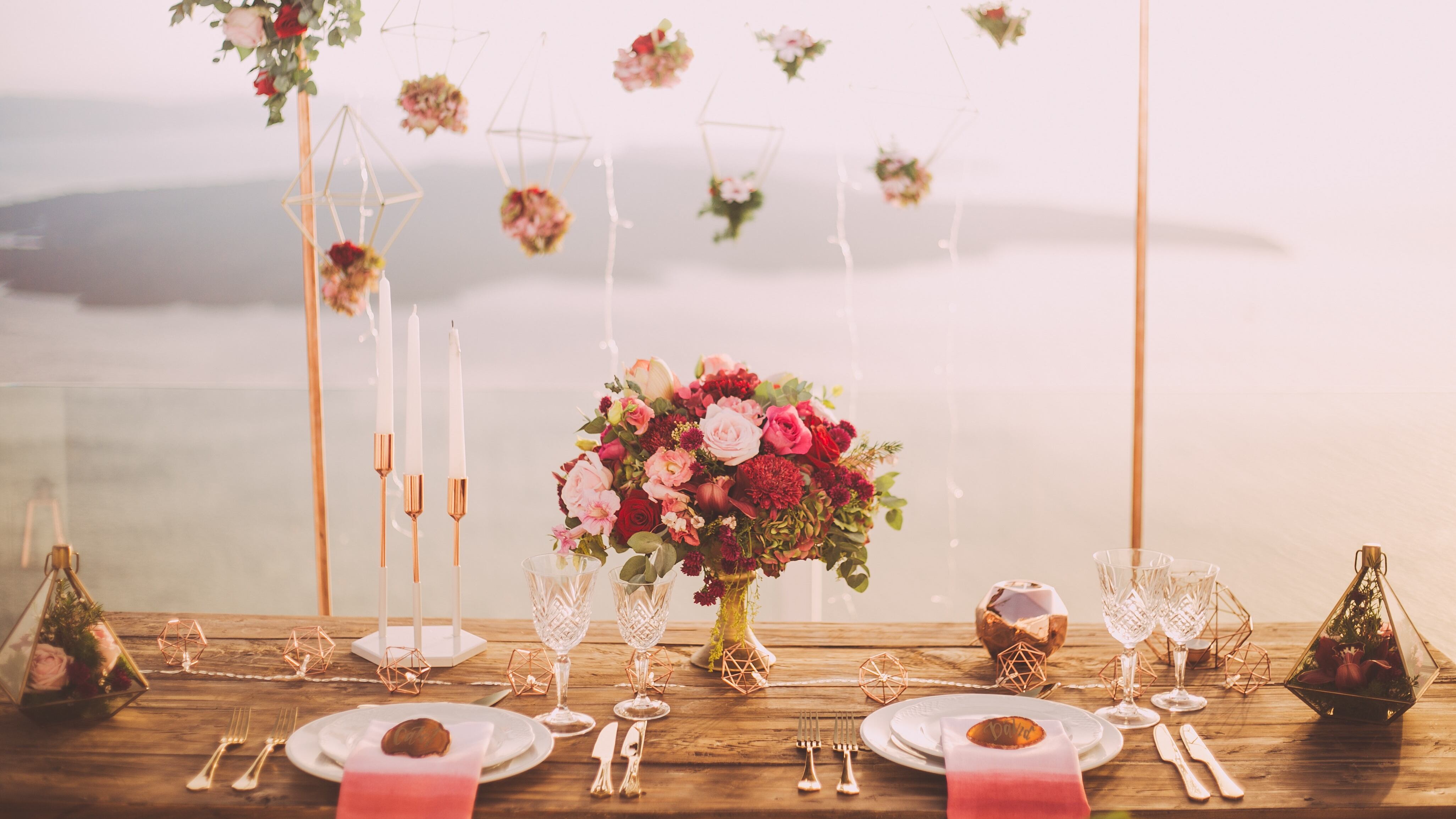 Noiva pede que convidados paguem para entrar em casamento e levem suas próprias cadeiras