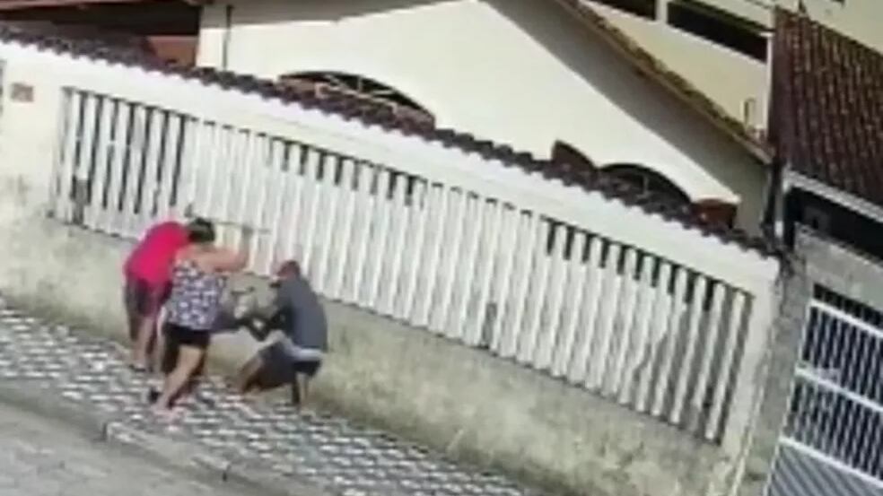 Mulher ataca assaltante com bengala em Mongaguá