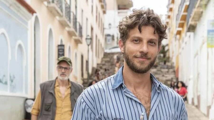 Ari (Chay Suede) e Dante (Marcos Caruso) brigam em "Travessia"