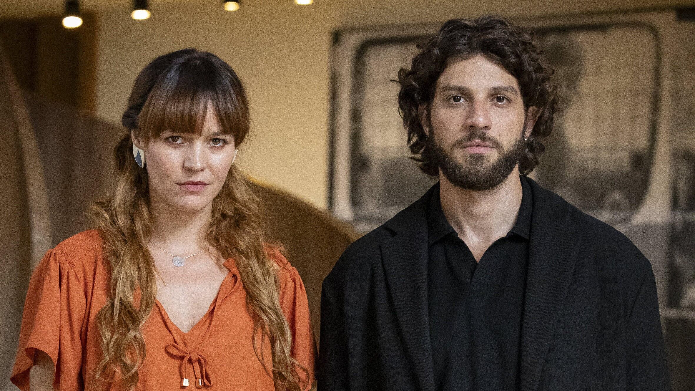 Filipa (Joana de Verona) burla a alta segurança do condomínio onde Mavi (Chay Suede) mora e ataca o vilão na reta final de Mania de Você