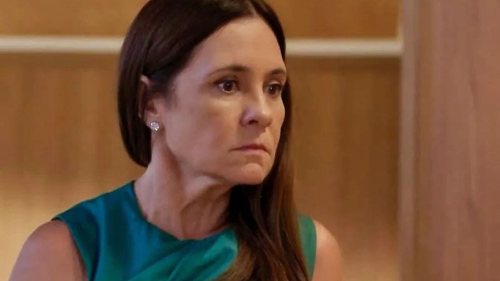 Mércia (Adriana Esteves) captura Viola (Gabz) antes do encontro com Rudá (Nicolas Prattes) na praia do Sossego em Mania de Você