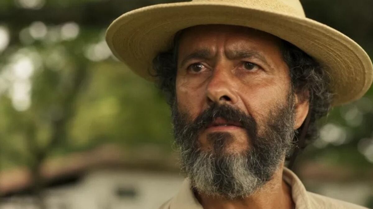 Pantanal: José Leôncio (Marcos Palmeira) pergunta se a neta morde