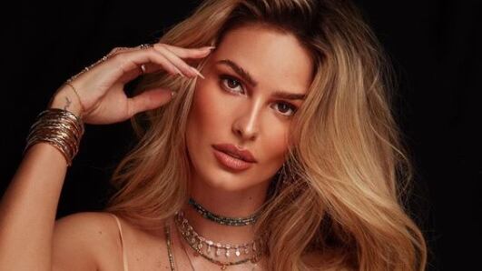 "Me segurando para não chorar de ódio", disse a modelo Yasmin Brunet