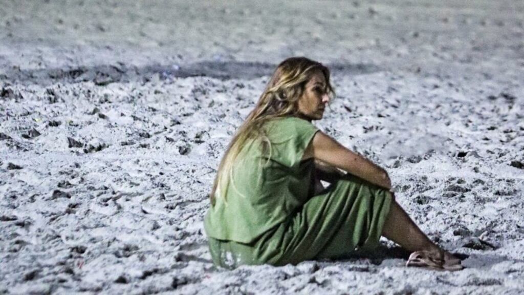 Patrícia Poeta surge solitária na praia