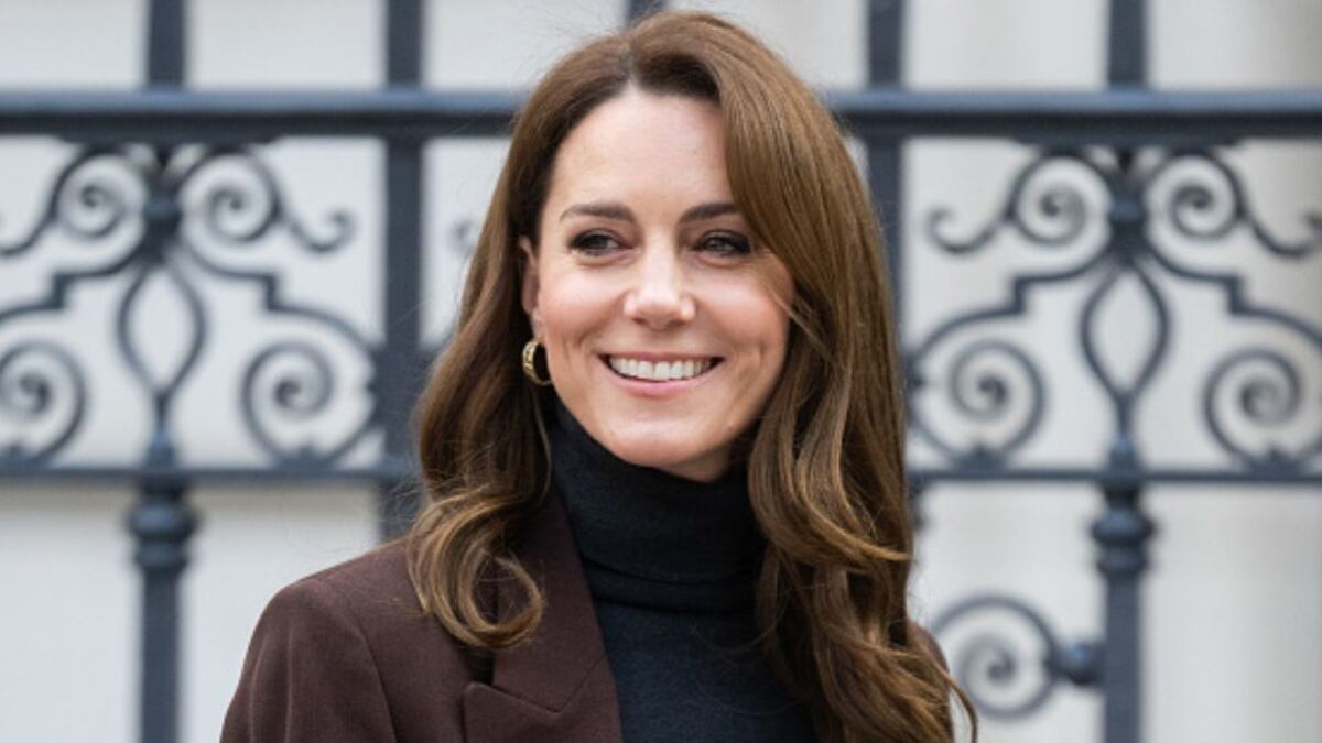 Radiante hasta para visitar una cárcel: Kate Middleton y el abrigo de cuadros que evoca la moda de los 80
