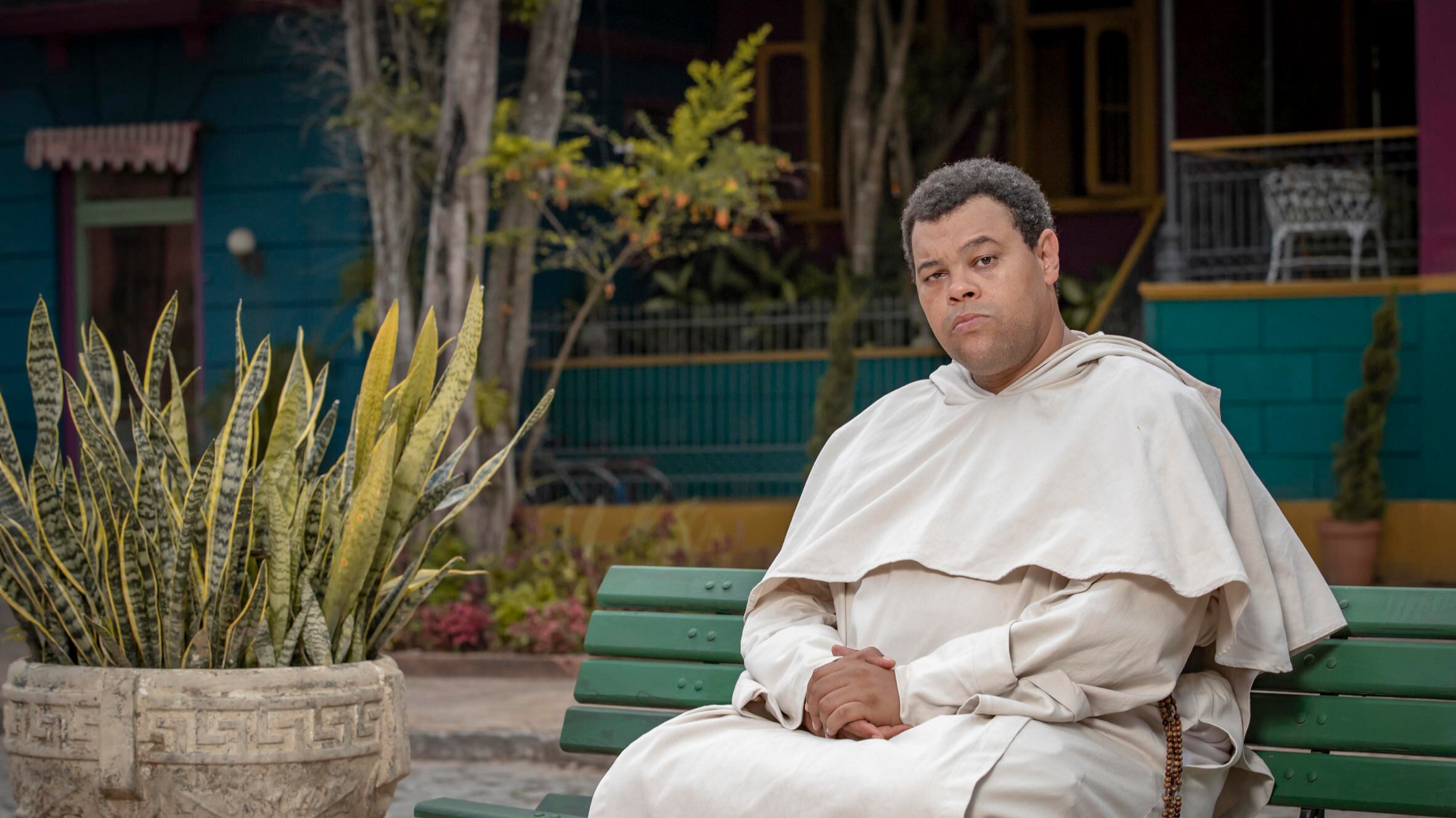 Babu Santana interpreta Frei Severo na novela Amor Perfeito