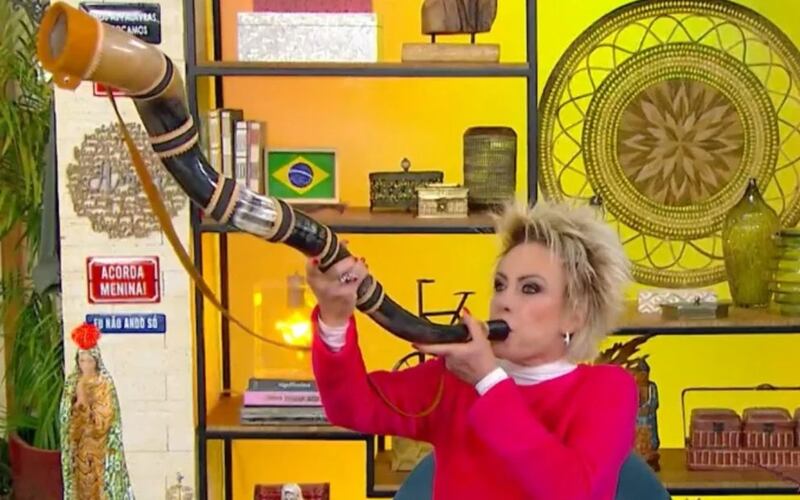 Ana Maria Braga abriu programa tocando berrante