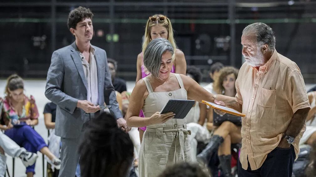 Gloria Pires surge nos bastidores de Terra e Paixão, a próxima novela da Globo